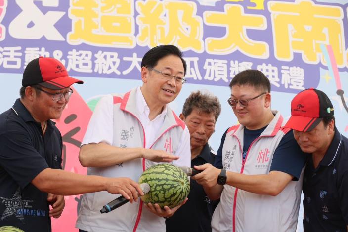 張善政市長現場教學挑選西瓜的秘訣