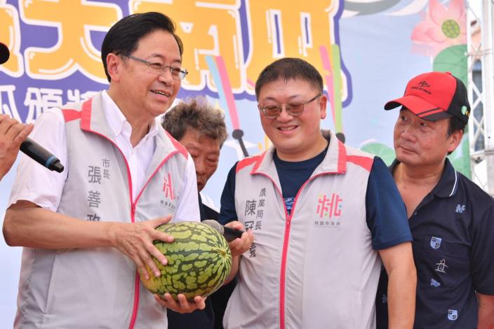張善政市長現場教學挑選西瓜的秘訣