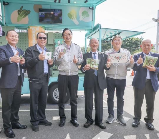 直銷車販售有機蔬菜、有機蔬菜粉及蔬菜霜淇淋等農特產品