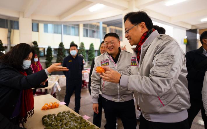 張市長至農特產展售攤位參觀