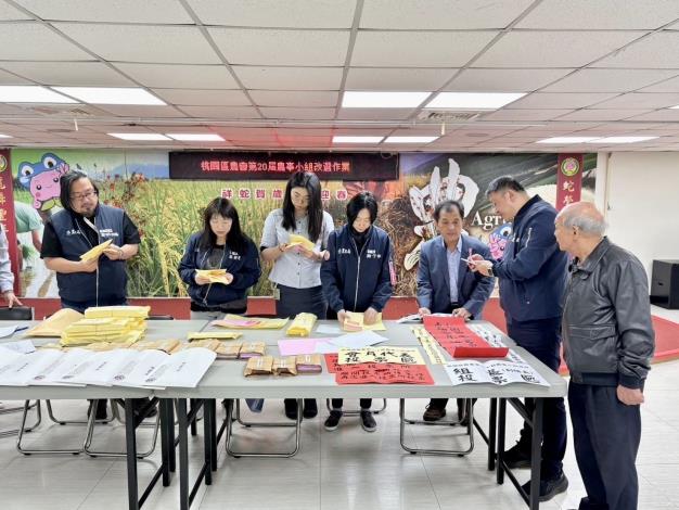 桃園市政府農業局陳冠義局長今日至農會關心選票印製及投開票所佈置等選舉前置作業