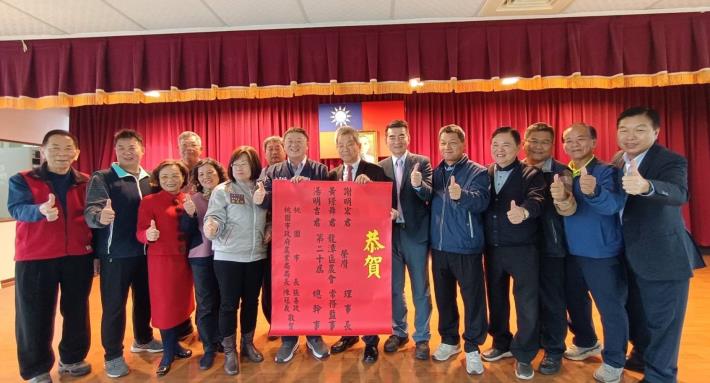 桃園市政府農業局陳冠義局長恭賀新任的龍潭區農會理事長謝明宏、常務監事黃璟舞、總幹事湯明吉