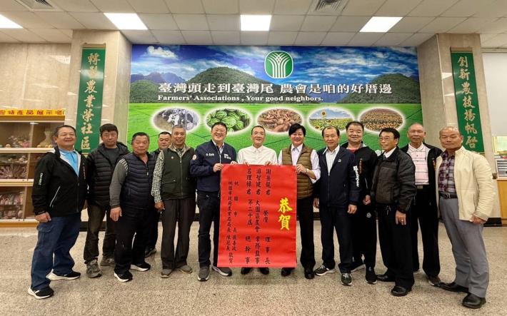 桃園市政府農業局陳冠義局長恭賀新任的大園區農會理事長謝岳龍、常務監事游智健、總幹事呂理標