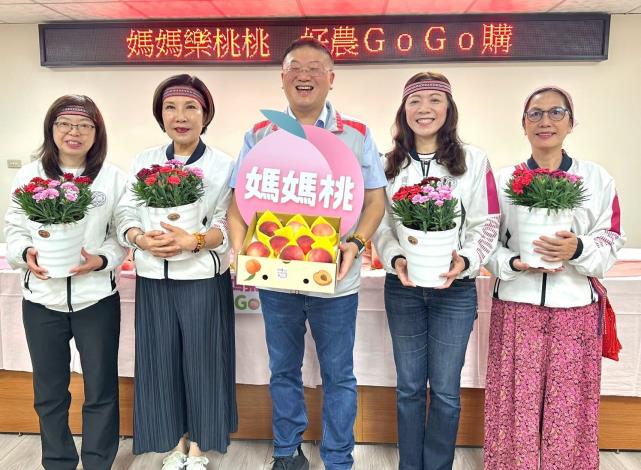 陳局長與市府女性首長一同宣傳拉拉山媽媽桃
