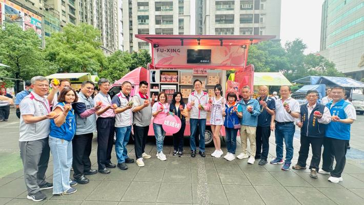 張市長和貴賓一同推廣復興拉拉山媽媽桃