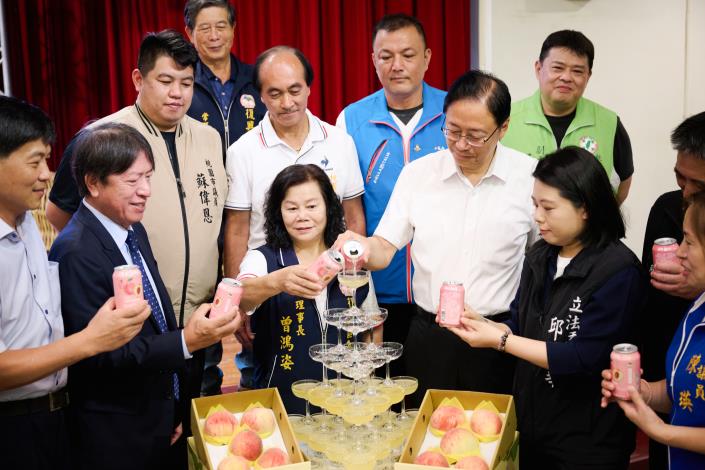 張善政市長與貴賓用復興區農會生產的水蜜桃氣泡蜂蜜酒倒香檳為農會復興區農會60周年慶祝
