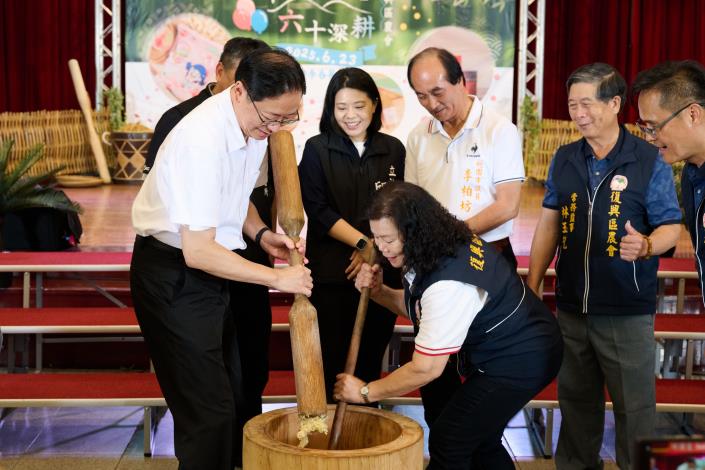 原住民傳統風俗現場搗麻糬祈求豐收