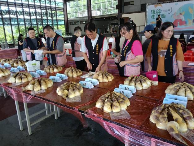 評審從外觀、色澤、香氣、脆甜口感多重面向為綠竹筍評分