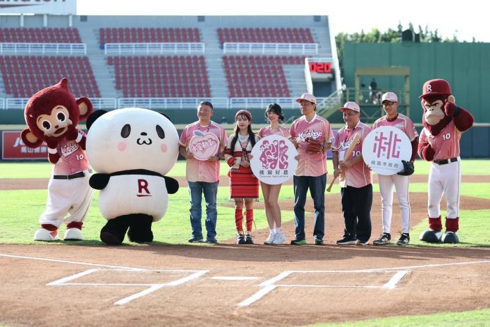 市長與桃園好農代言人樂天女孩嘎琳及水蜜桃公主與貴賓合影
