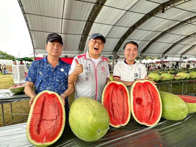 局長、理事長及涂權吉立法委員與大西瓜合照