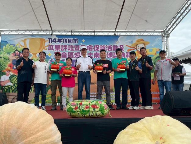 市長頒發超級大南瓜獎項
