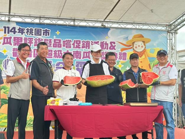 市長出席活動切西瓜