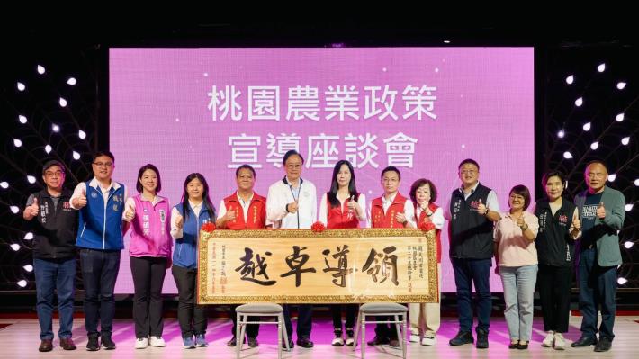 張善政市長頒贈木匾恭賀當選