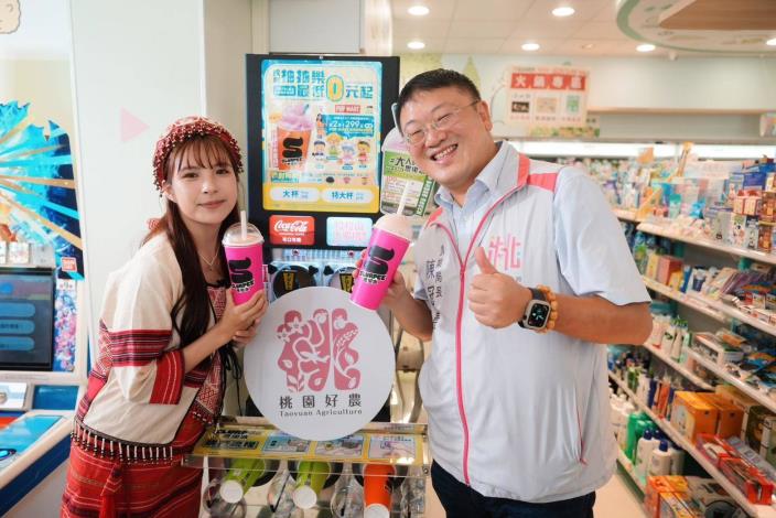 農業局局長陳冠義和水蜜桃公主簡筱娟