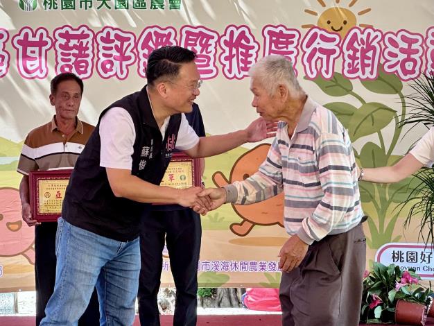 蘇俊賓偕民眾體驗控窯 力推優質地瓜 (4)