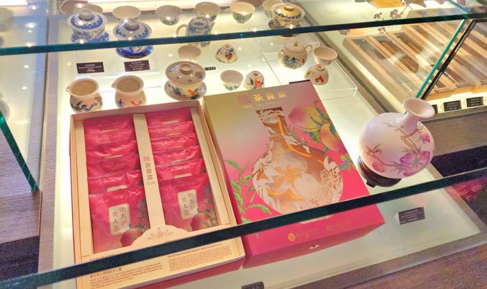 桃市府攜手故宮跨界聯名 首推「桃茶寶盒」力拓國際市場 (2)