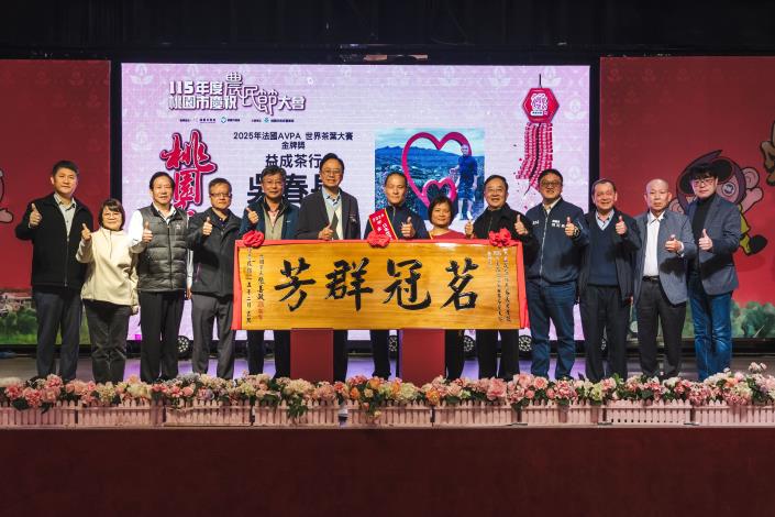 桃園市長張善政與獲獎農友合影-4