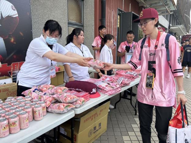樂天棒球場水蜜桃趴活動