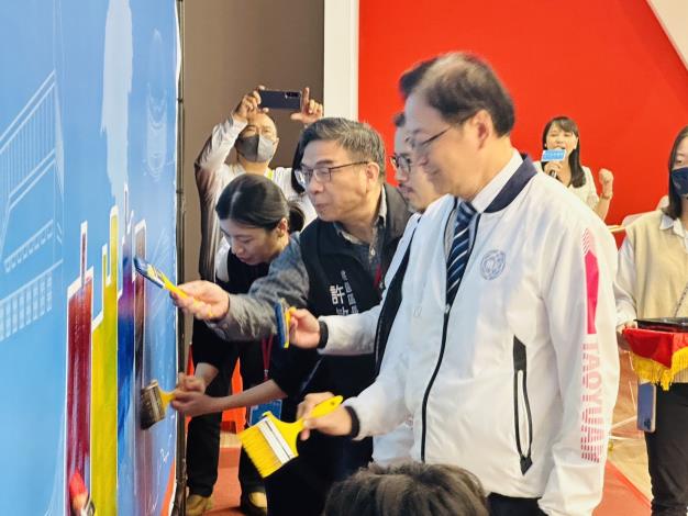 市長與貴賓一同體驗彩繪