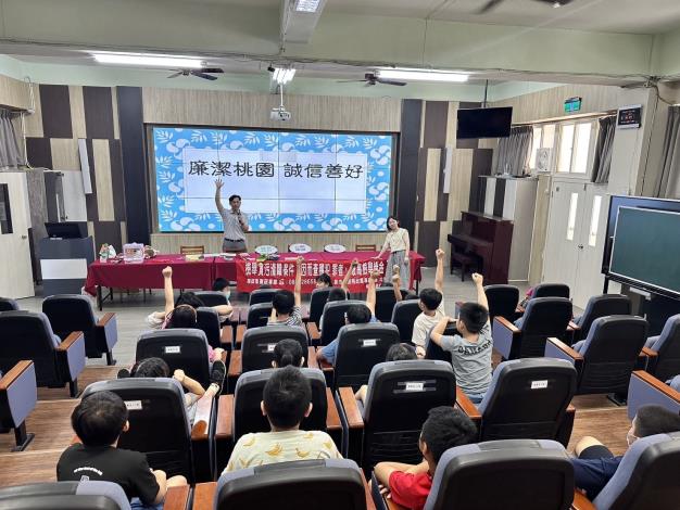 現場小朋友熱烈搶答問題