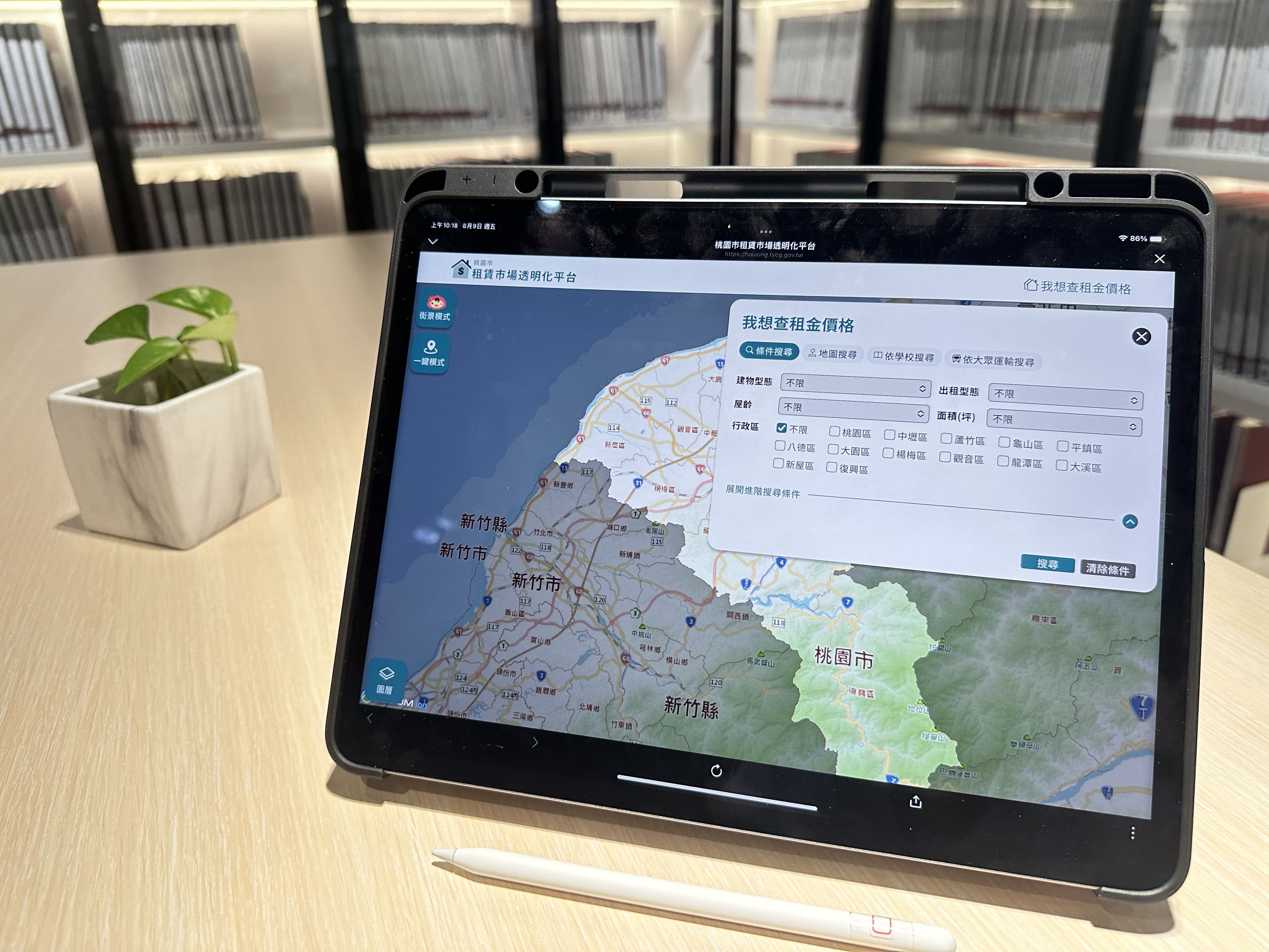 可以地圖，或以學校大眾運輸場站搜尋