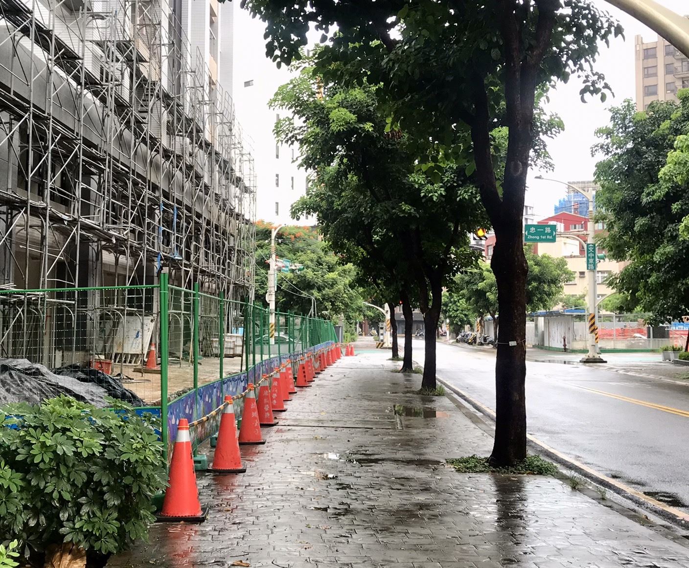 建商應確保建案週邊人行道完整