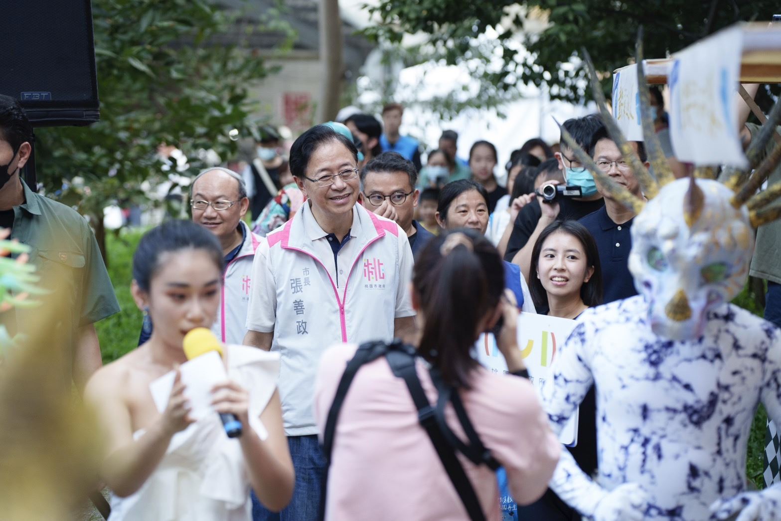 市長、神獸一起和小朋友踩街
