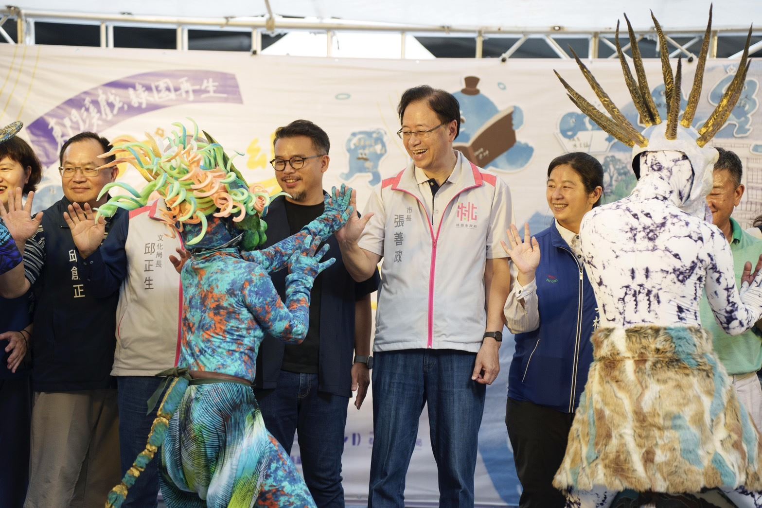 市長與貴賓邀請小朋友一起踩街