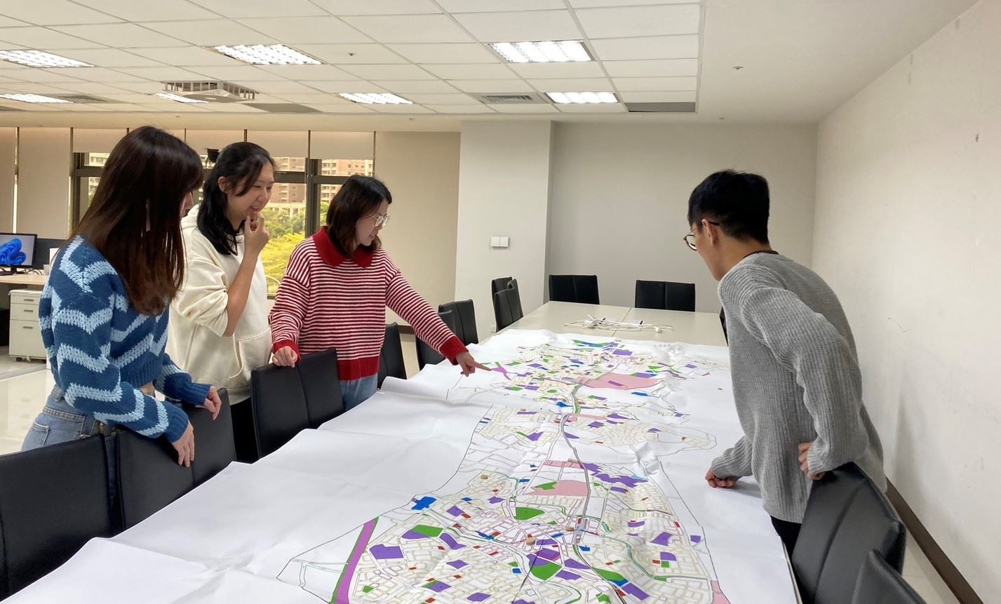 都市更新專案辦公室同仁討論案件實況