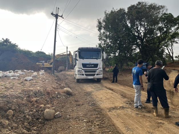 違規倒廢土車輛被逮現行