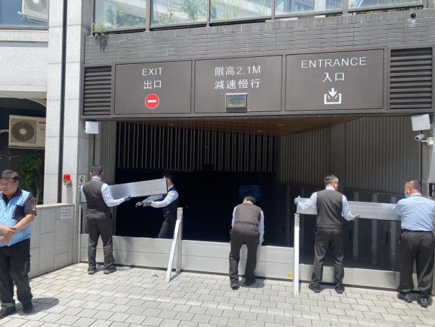 社區第一線管理人員進行防水閘門演練