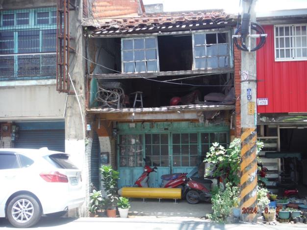 屋頂破損窗框損壞的老違建困擾居民