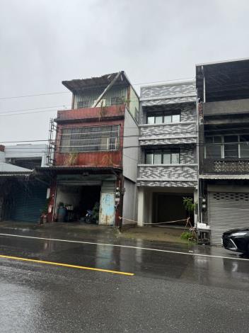 無法補照的老房子與殘破的屋頂違建