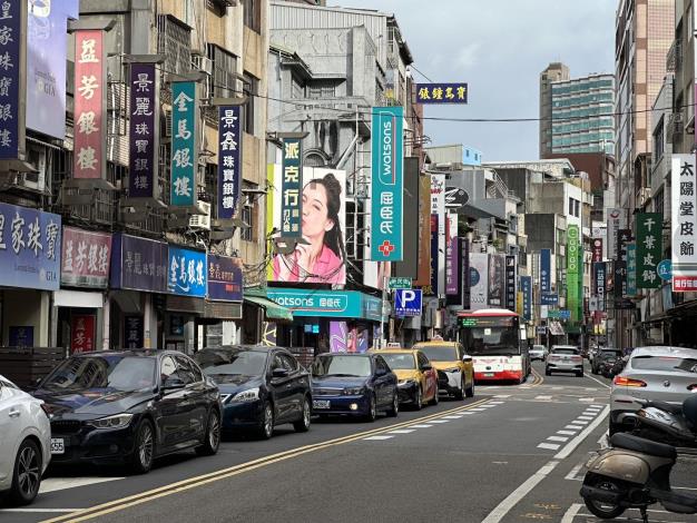 市府團隊也會協助店家設計專屬的特色招牌