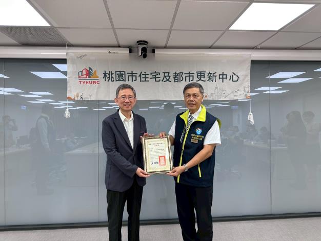 王副市長代表市府 致贈感謝狀