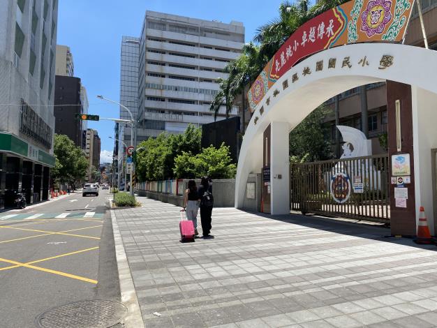 桃園國小校門口拓寬
