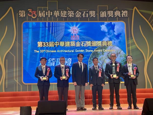 數位部林宜敬政務次長與獲獎單位合影