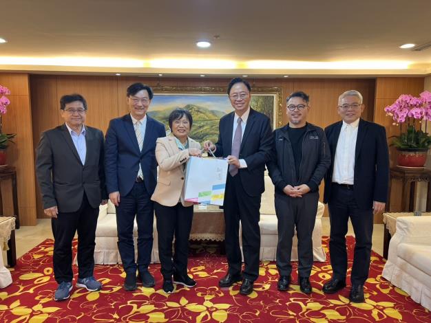 張市長與劉部長互贈禮品合影