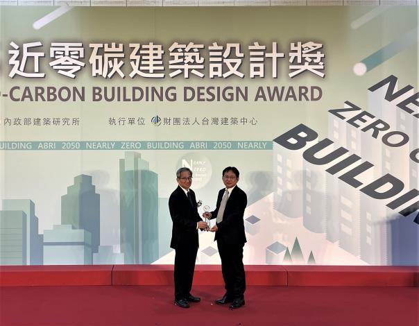 桃園住都中心獲頒卓越獎，戴副執行代表領獎