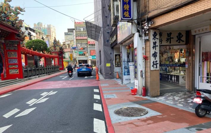 紅色警示帶提醒駕駛人經過廟宇周邊自主減速 將再增加限速文字