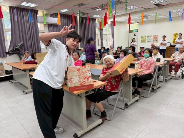 業者也到長照據點向高齡者說明市府包租代管政策