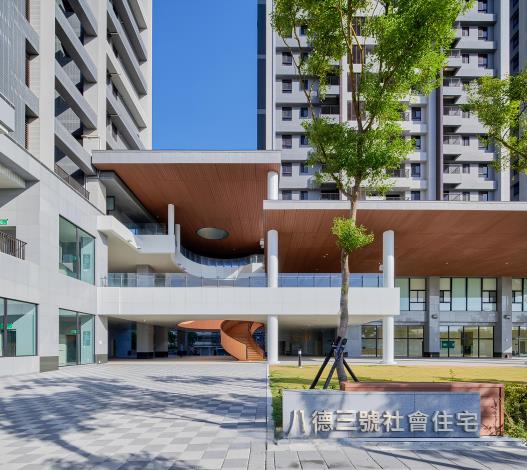 建築周遭留有開放及半開放空間及通道