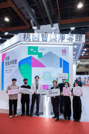 都發局邱英哲副局長出席參觀本府智築淨零館，並與市府團隊合照。