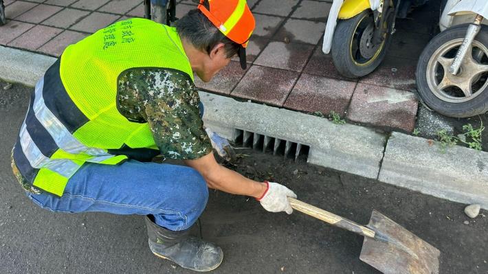 道路側溝洩水孔清淤