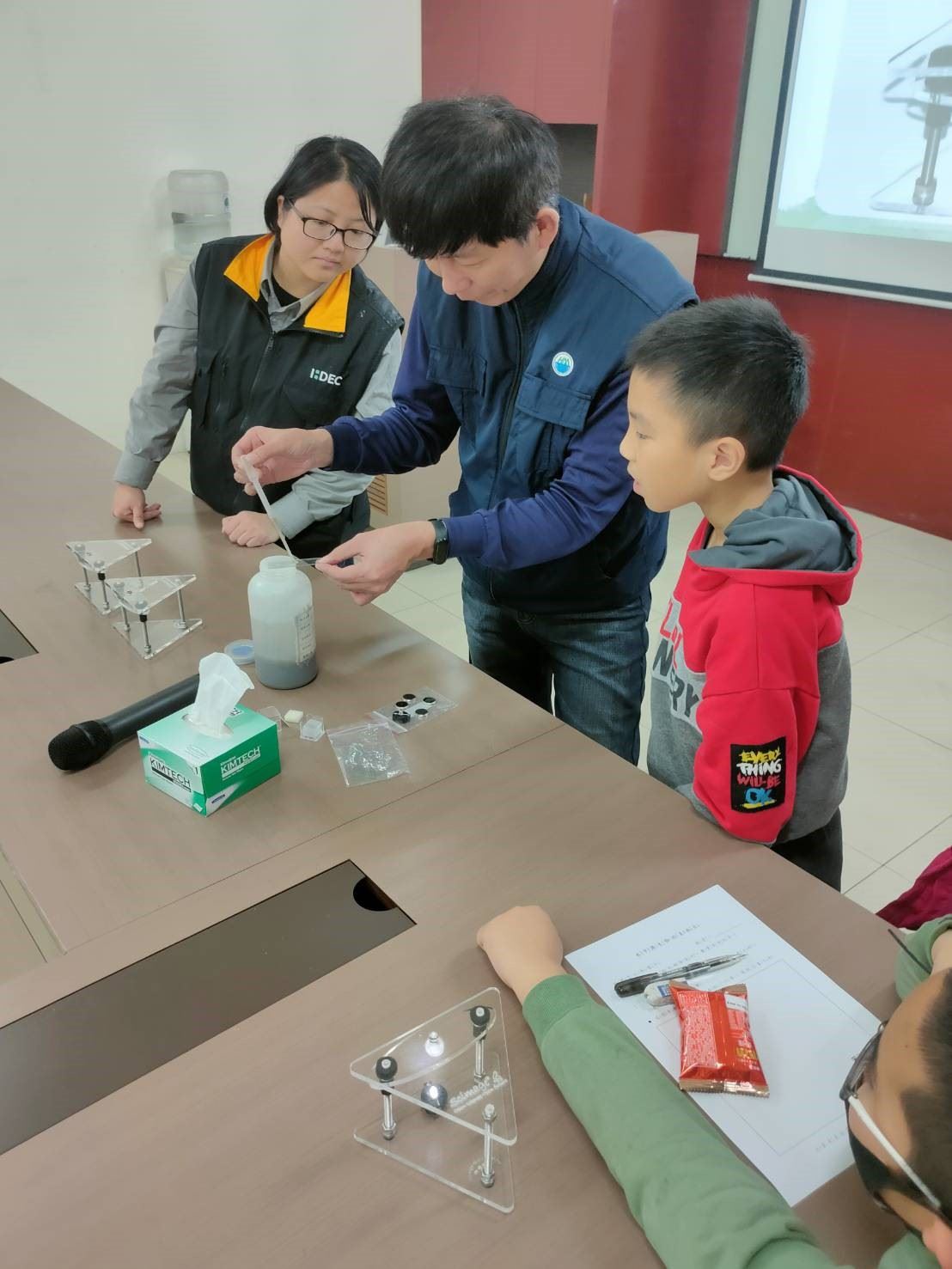 大溪水資中心環教課程「層層過濾—齊心合力」,現場解說污水淨化過程及課程互動。