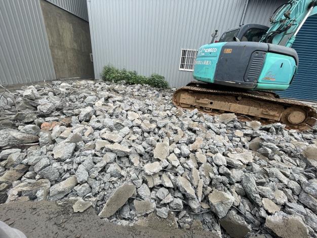 執行強制拆除作業