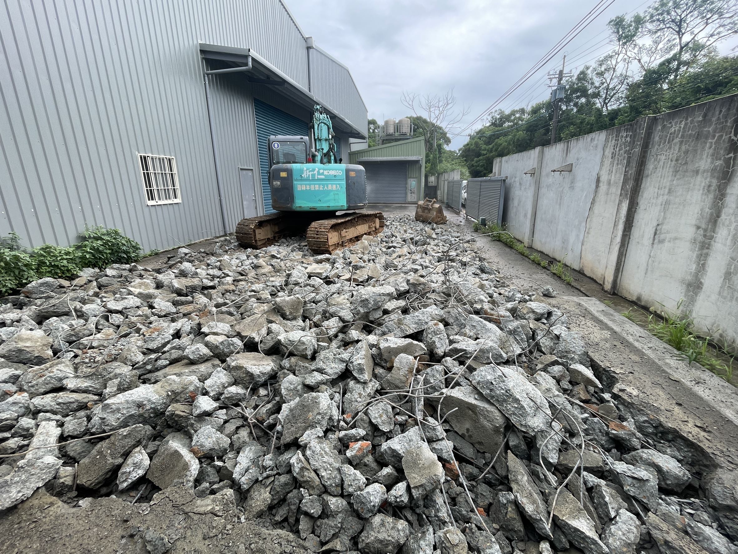 執行強制拆除作業