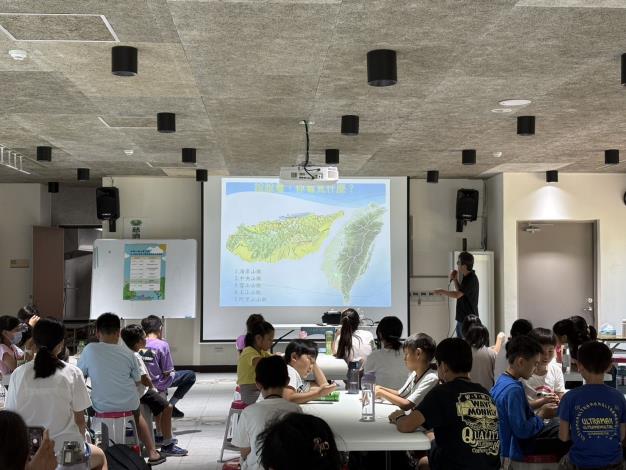 廖緯璿博士講授水土保持課程