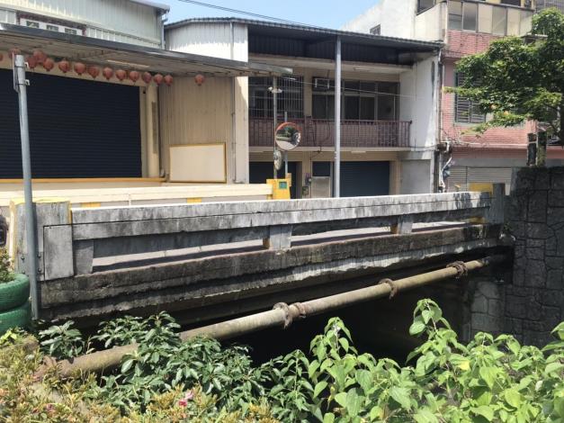 圖1 育樂橋梁底高程不足，需配合改建以滿足保護標準