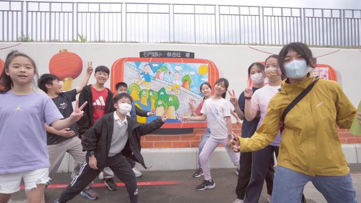 圖3 石門國小師生願景彩繪牆前留影
